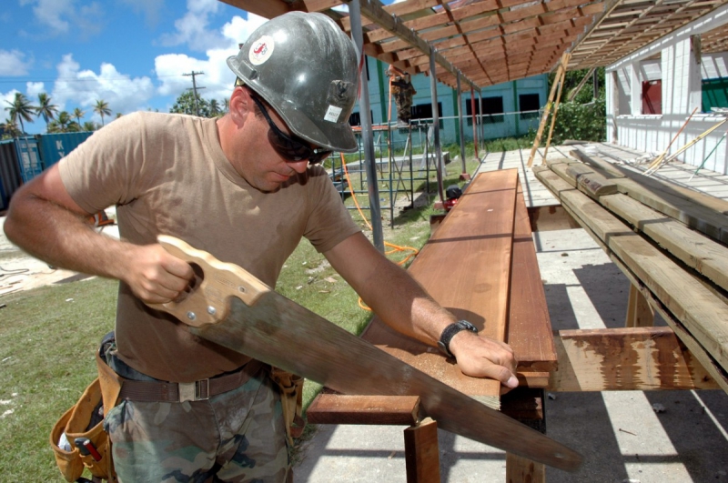 charpentier-NANS LES PINS-min_worker_construction_building_carpenter_male_job_build_helmet-893290